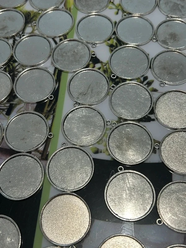 Gros lot de 50 pendentifs cabochons 30mm argentés